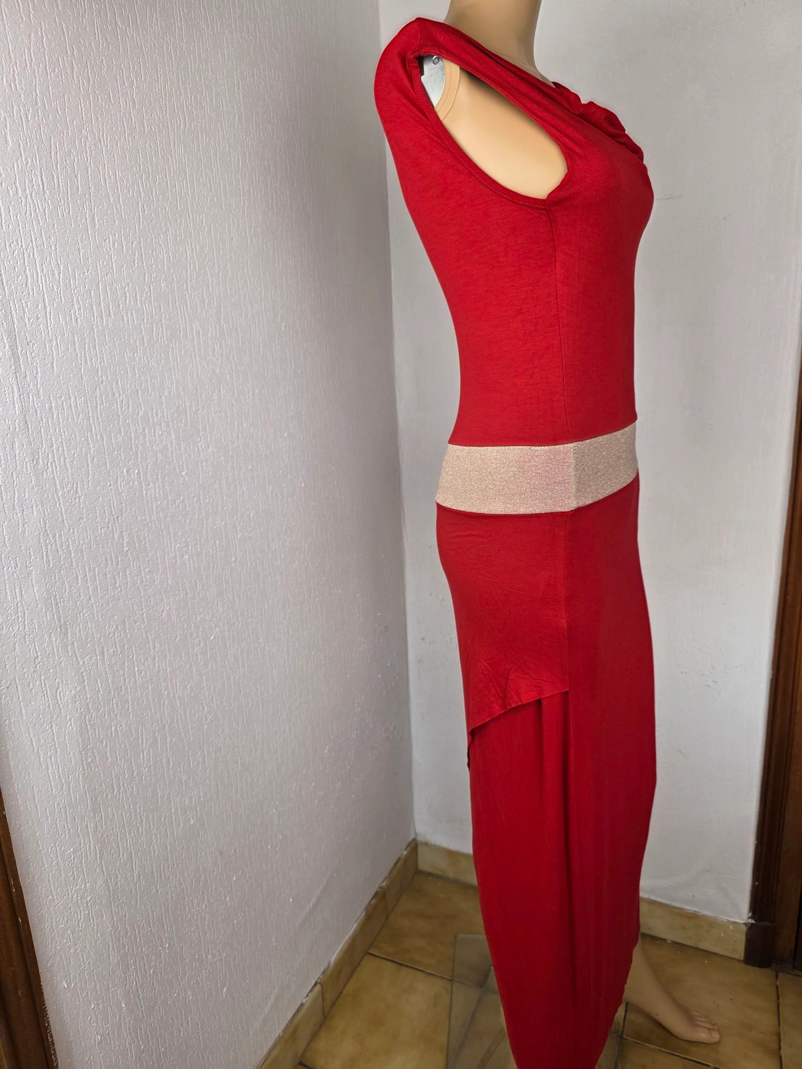 Vestido largo rojo con cuello de clérigo & banda dorada brillante MiMOSA talla única hasta la 38 – photo 3